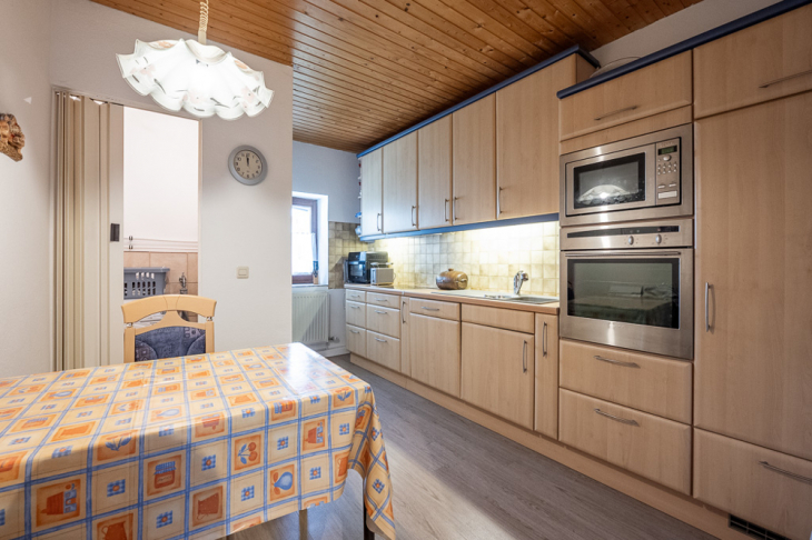 Küche Einliegerwohnung mit Hauswirtschaftsraum