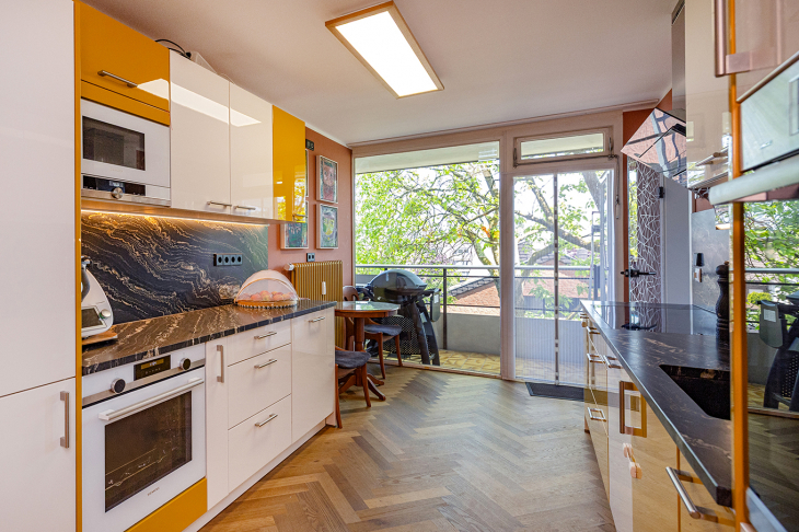 Küche mit angrenzendem eigenen Balkon