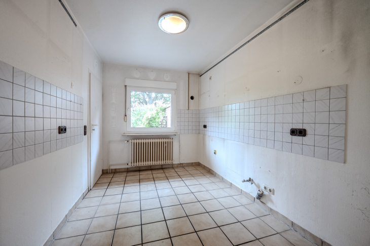 Küche mit Fenster zum Garten