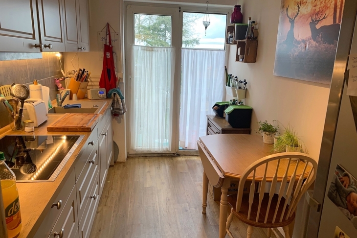 Küche mit kleinem Balkon