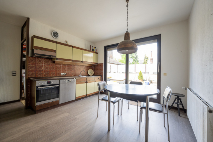 Küche mit Zugang zur Dachterrasse