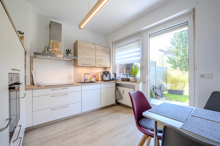 Küche mit Zugang zur Terrasse - Wohnung EG 