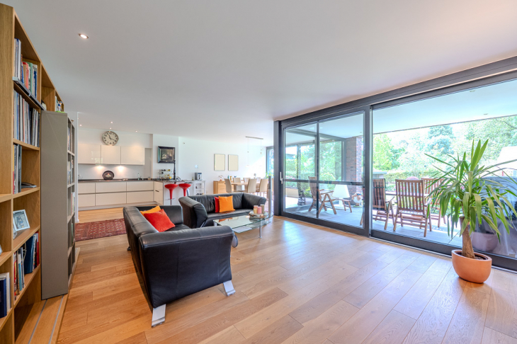 Lichtdurchfluteter Wohn-Essbereich