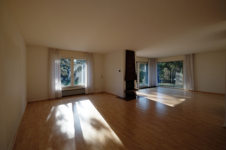 Lichtdurchfluteter Wohnraum