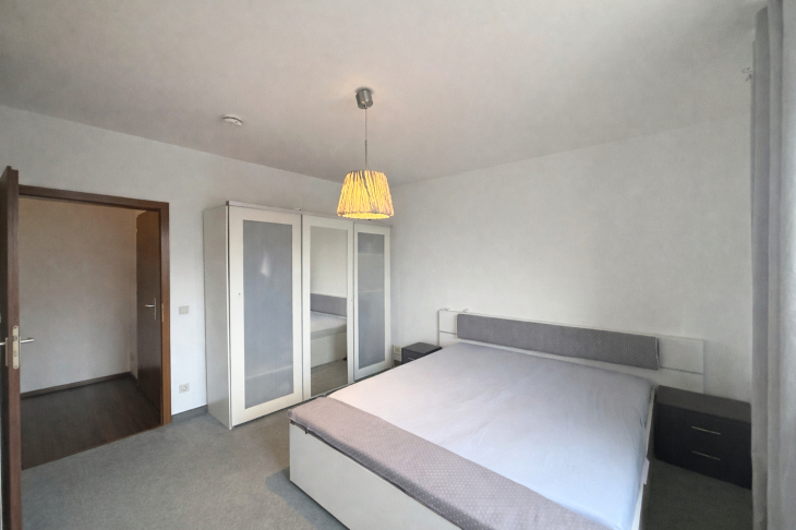 Lichtdurchflutetes Schlafzimmer