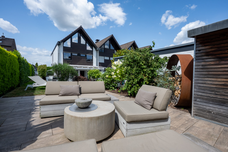 Lounge mit Blick zum Haus