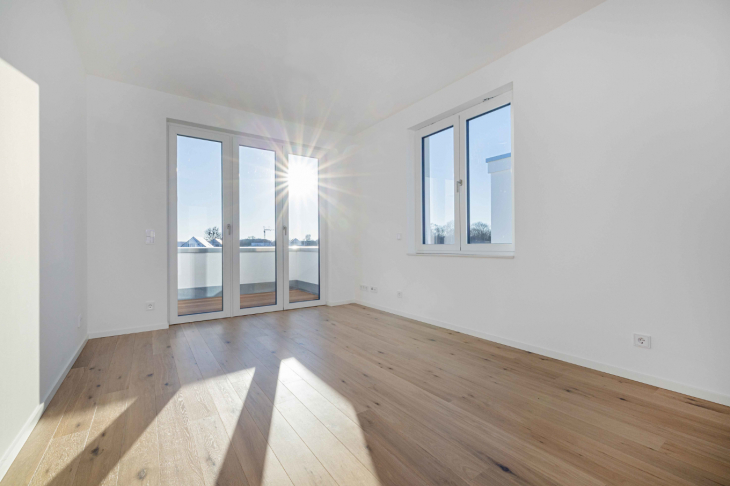 Master-Bedroom mit zwei Balkonen