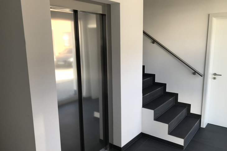 mit Aufzug im Haus