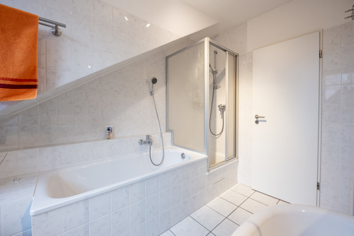 mit Badewanne u. Dusche