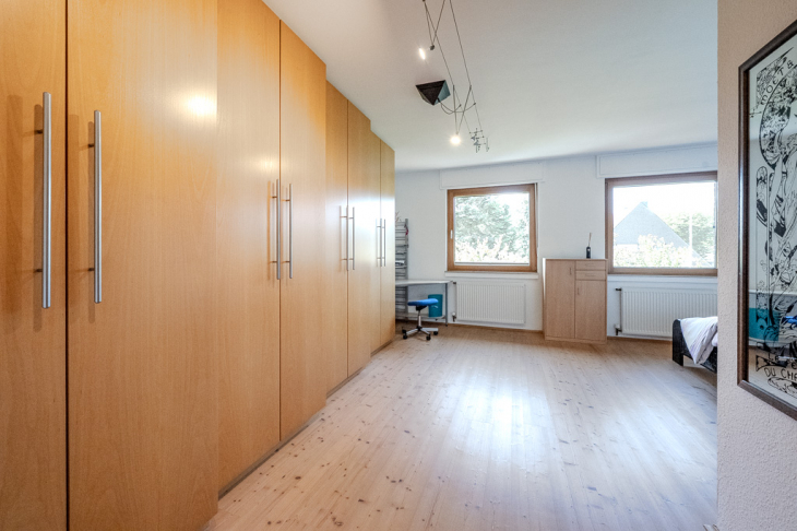 mit Einbauschrank