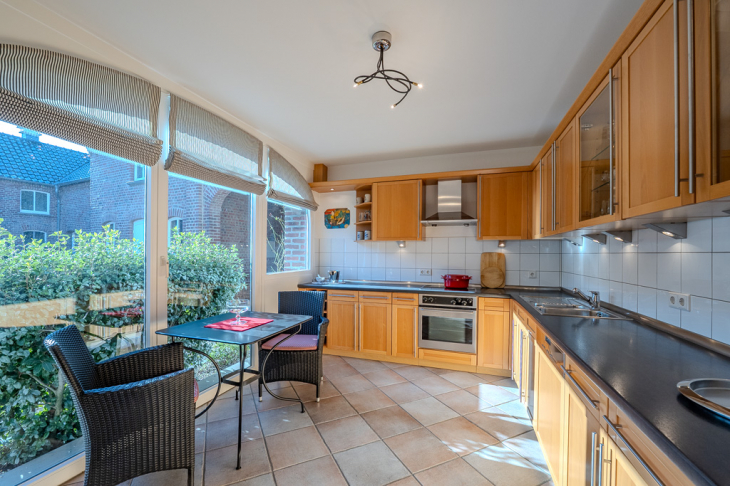 ...mit Essplatz am Fenster