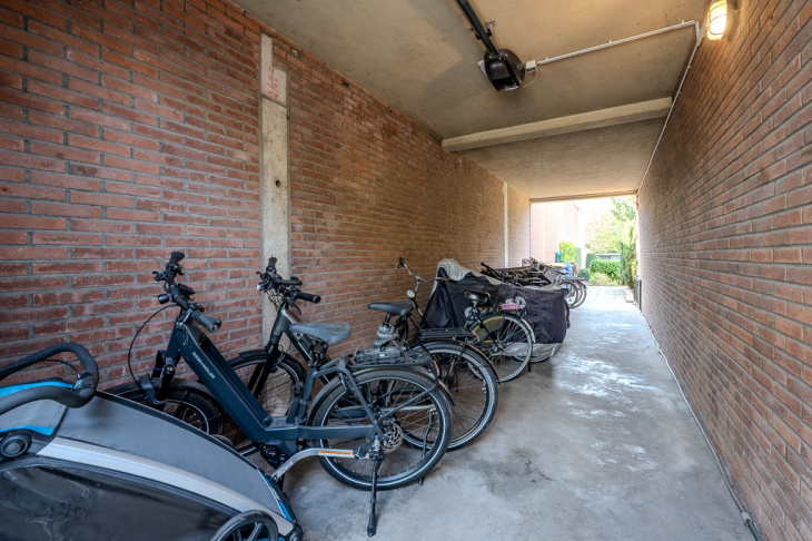 ...mit Fahrradabstellmöglichkeit