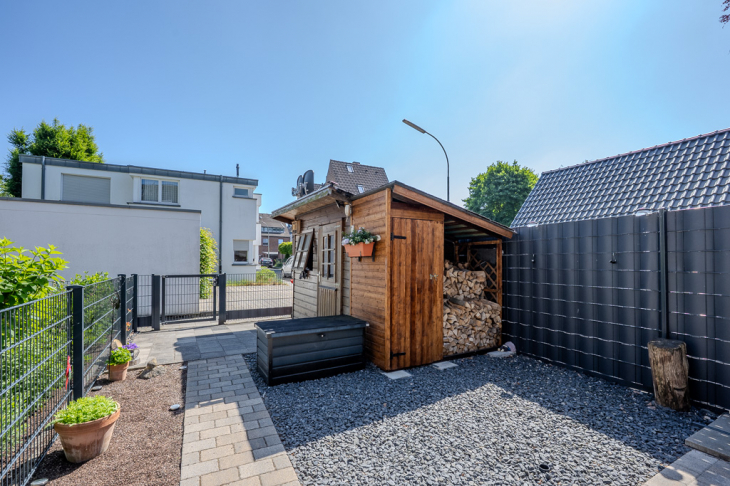 ...mit Gartenhütte