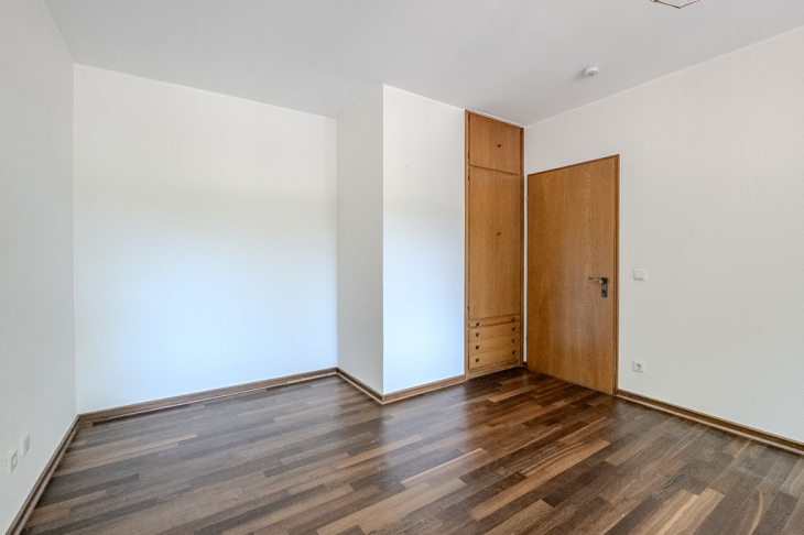 ... mit kleinem Einbauschrank