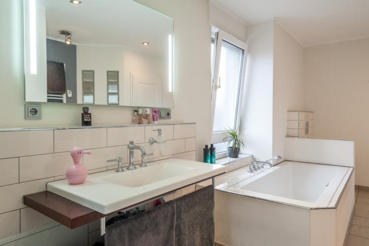 mit Wanne und Dusche