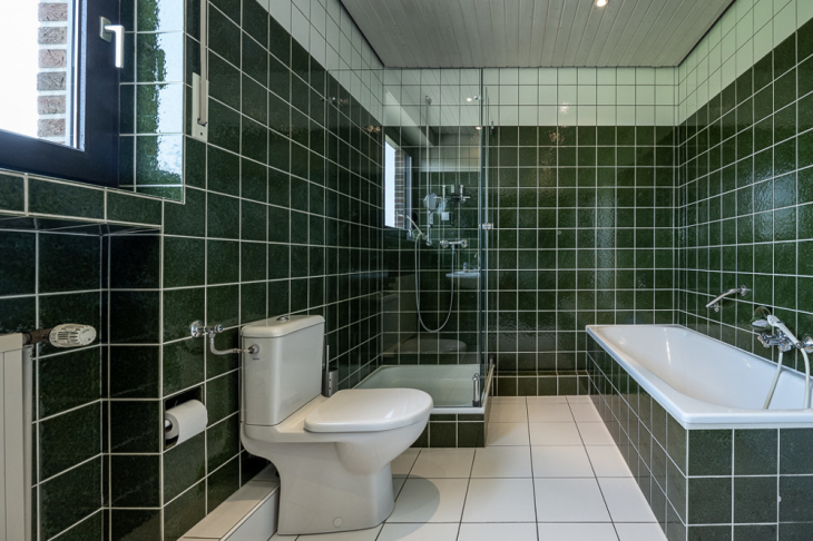 mit Wanne und Dusche