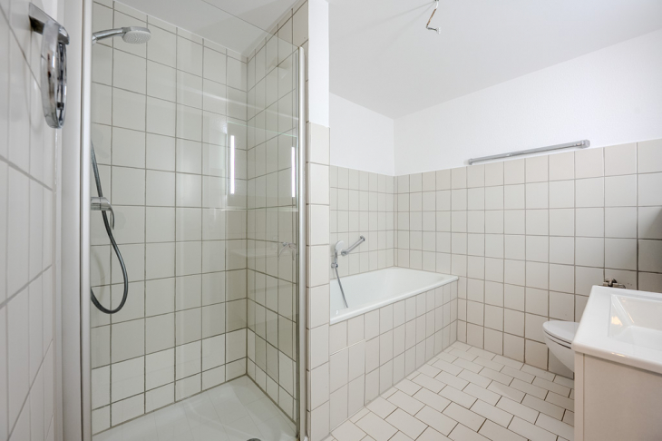 ..mit Wanne und Dusche