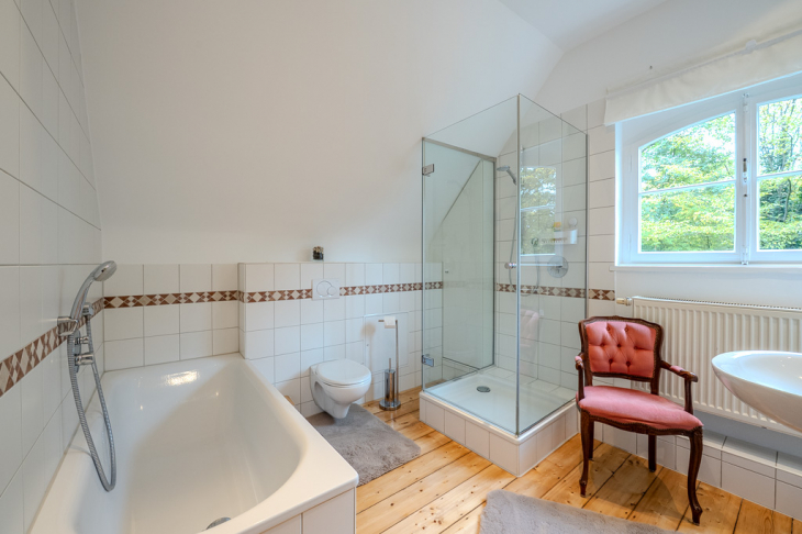 ...mit Wanne und Dusche