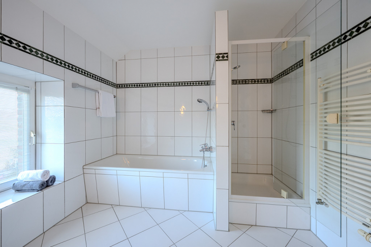 ..mit Wanne und Dusche