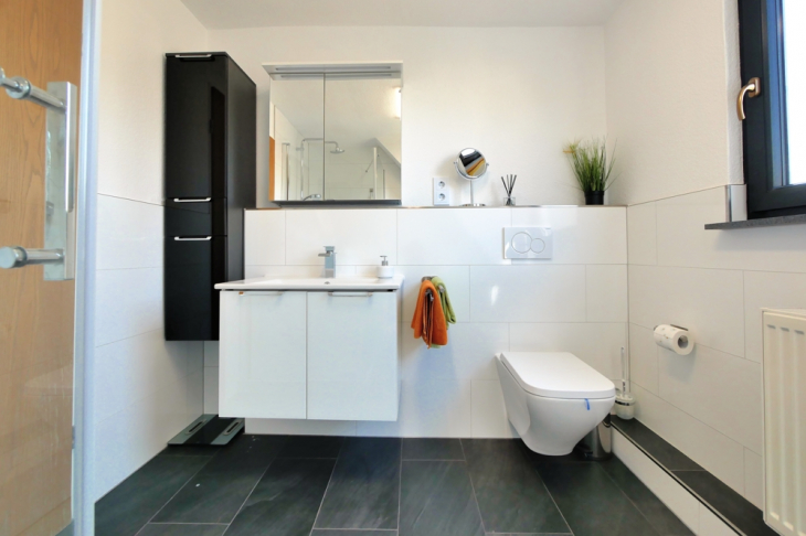 Modernes Badezimmer