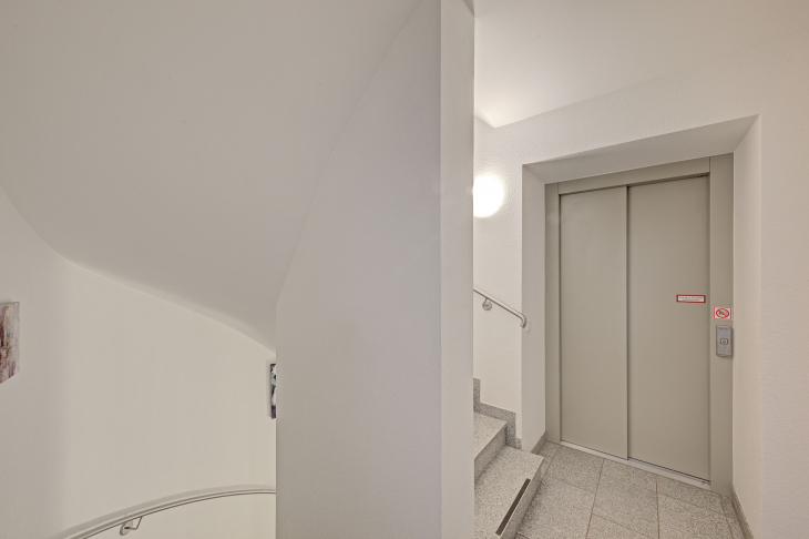Modernes Treppenhaus mit Aufzug