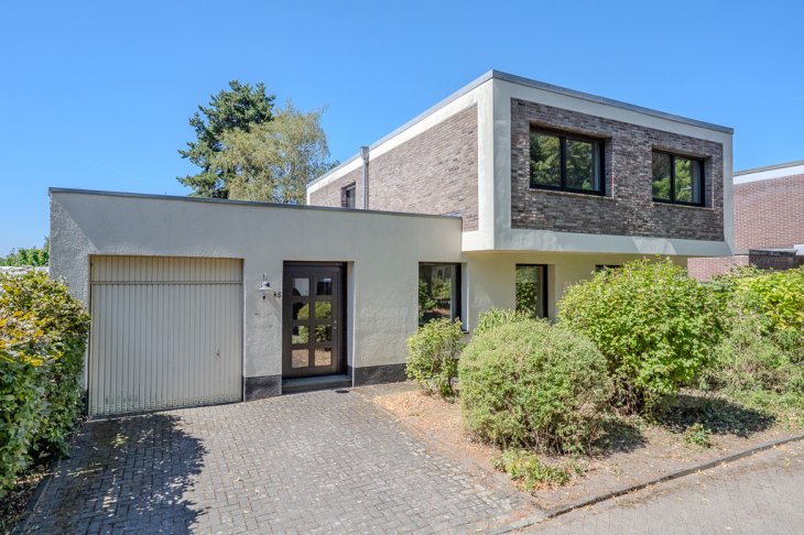 Nebeneingang mit weiterer großer Garage