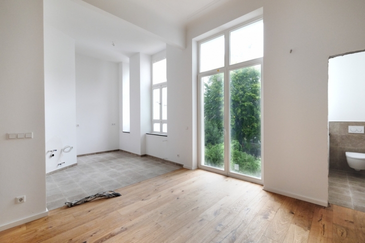 offene Küche mit Zugang zum großen Balkon