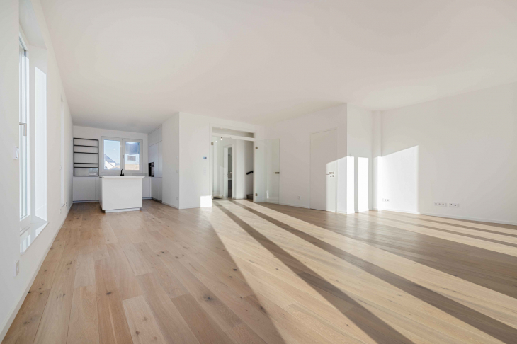 Offene Küche zum Wohnbereich und edle Oberflächen