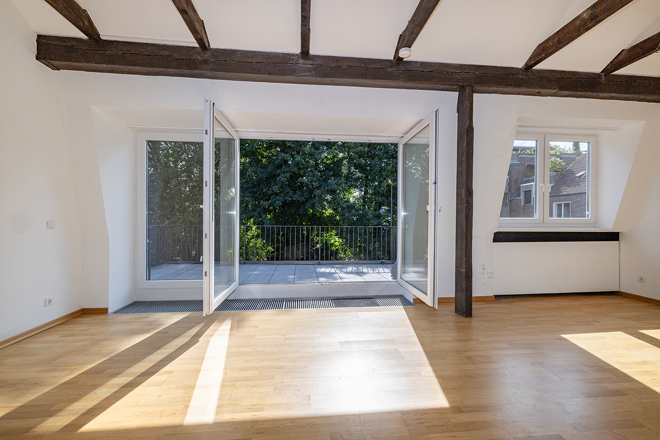 Wohnen mit Charakter – außergewöhnliche Dachgeschosswohnung mit großer Terrasse im Bismarckviertel - Photo 2