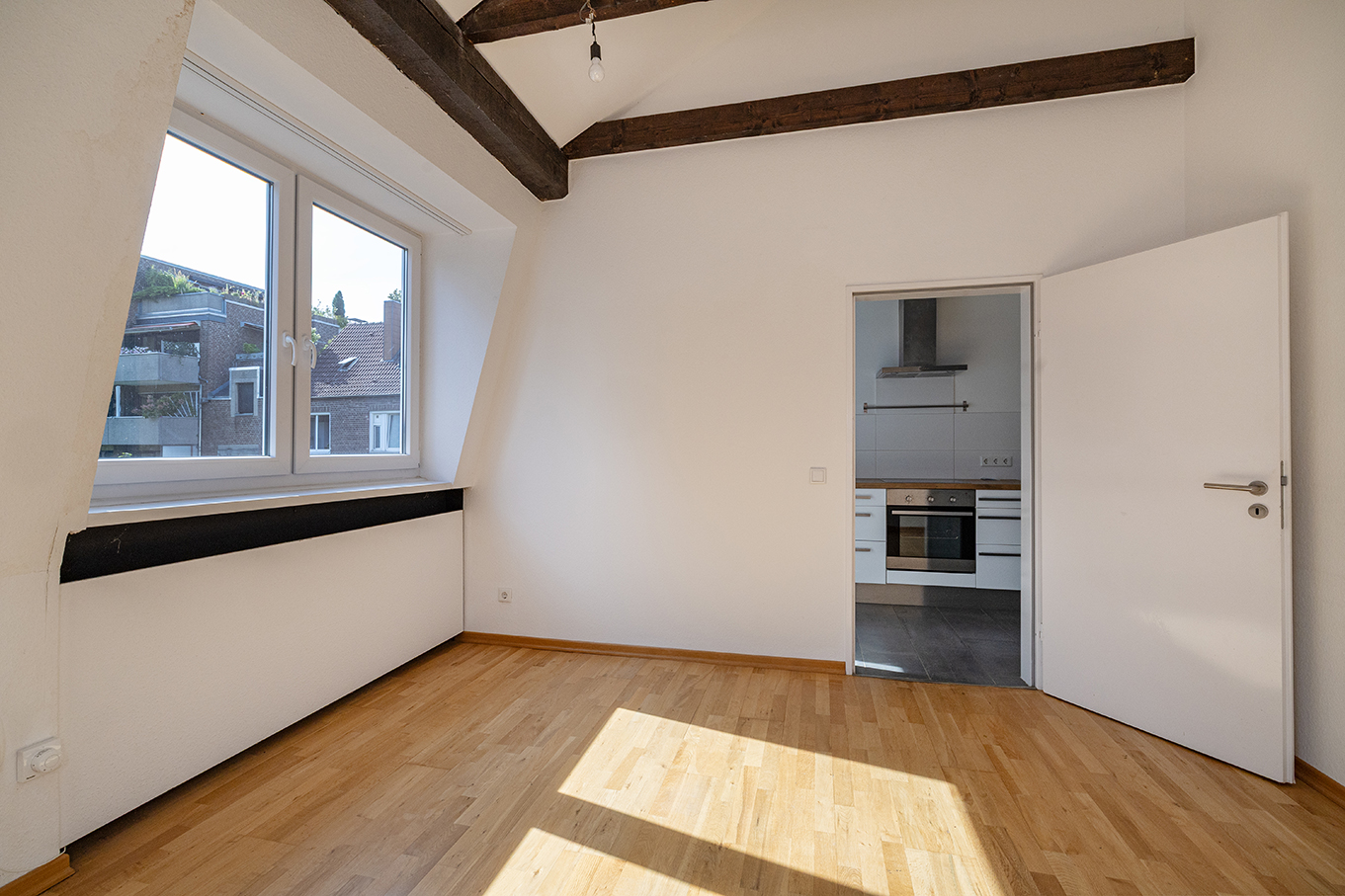 Wohnen mit Charakter – außergewöhnliche Dachgeschosswohnung mit großer Terrasse im Bismarckviertel - Photo 1