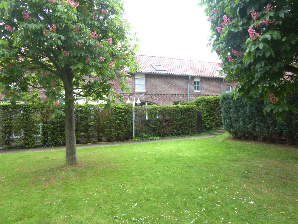 Kleine Maisonettewohnung Mit Carport In Wunderschöner