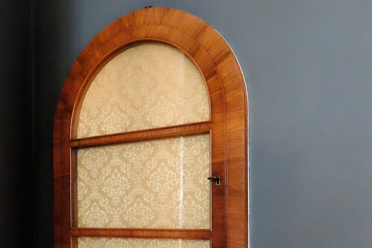 originales Wandschrankelement im Wohnzimmer