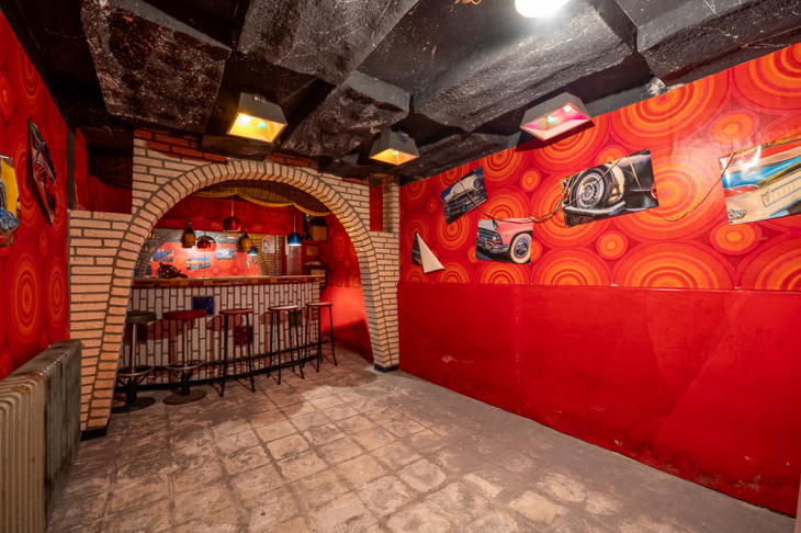 Partyraum mit Bar