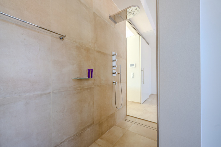 Riesige bodentiefe Dusche