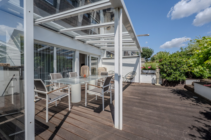 Riesige teilüberdachte Terrasse