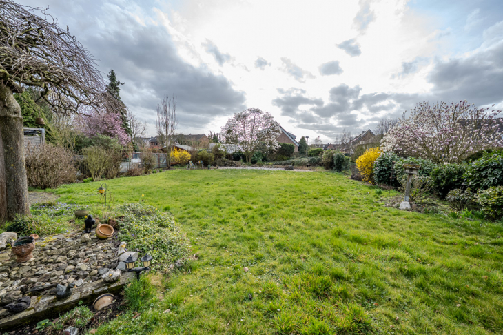Riesiger Garten in Westausrichtung