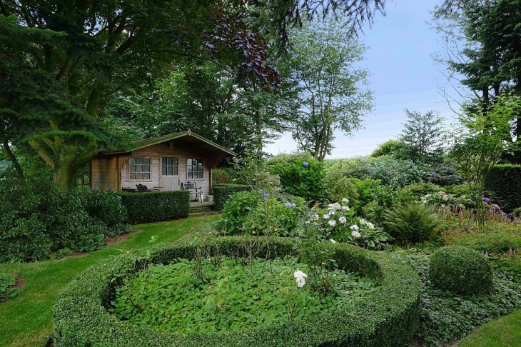 romantischer parkähnlicher Garten