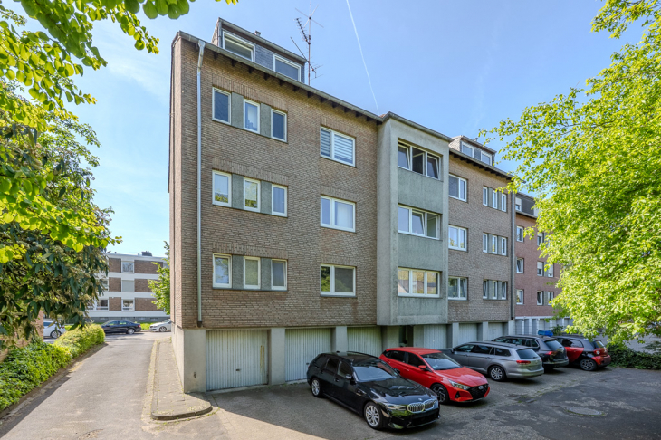 Rückansicht mit Garagen