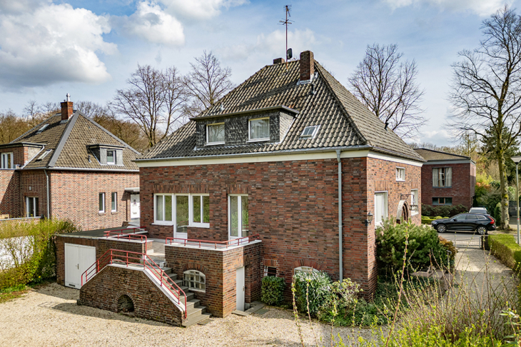 Rückansicht mit Hochterrasse