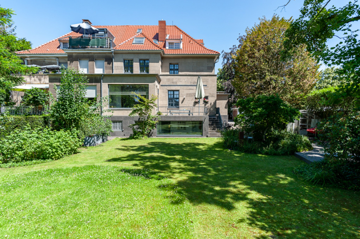 Rückansicht mit seitlicher Terrasse
