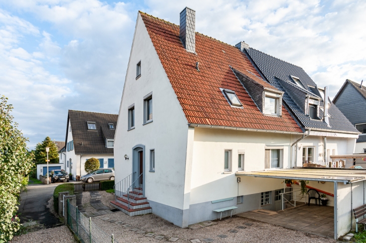 Rückansicht mit Terrasse