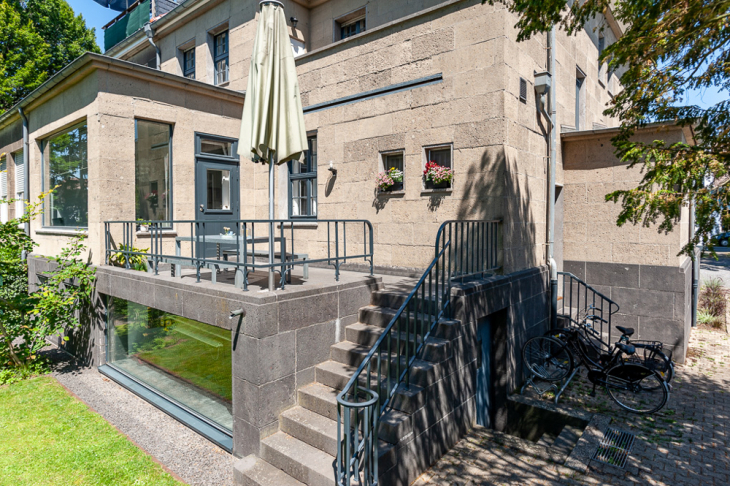 Rückansicht mit Terrasse