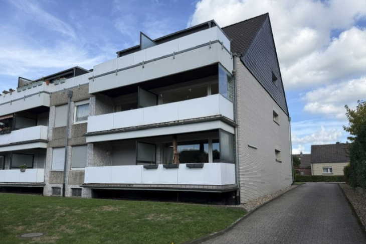 Rückseite und Zufahrt zum Garagenhof