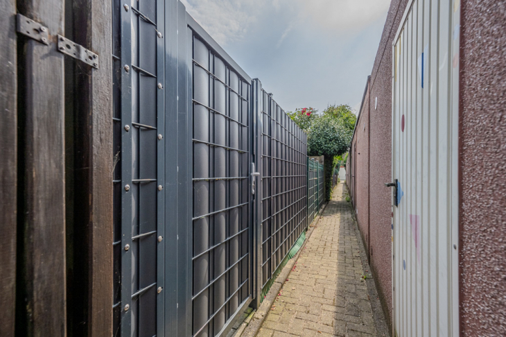 Rückwärtige Zuwegung zum Garten und zur Garage
