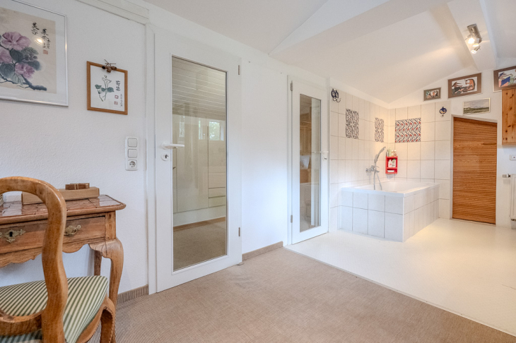Schlafraum mit offenem Badezimmer