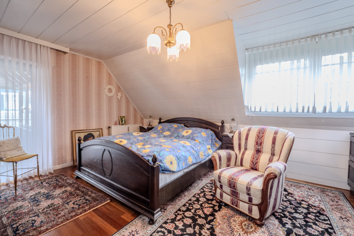Schlafzimmer DG mit Zugang zum Balkon