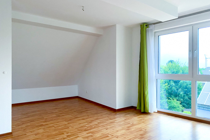Schlafzimmer mit bodentiefem Fenster