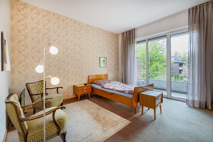 Schlafzimmer mit Loggia zur Gartenseite