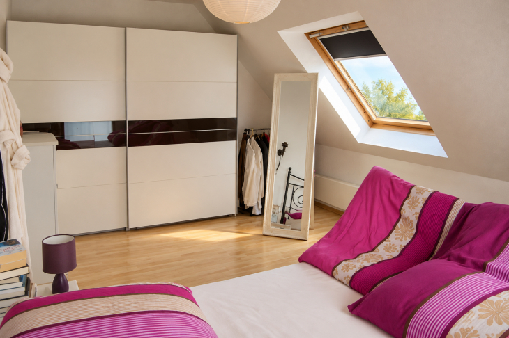 Schlafzimmer mit Velux-Fenster