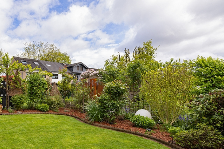 schön angelegtes, kleines Gartengrundstück